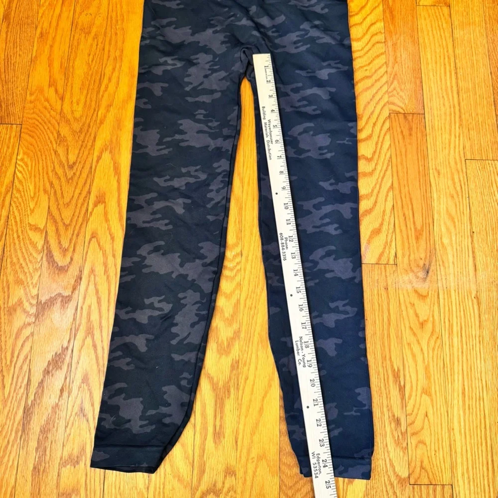 SPANX Look At Me Now Cropped Camo Seamless Leggings Women’s Large - Picture 6 of 6